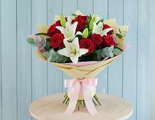 Букет цветов из:  Лилии и Розы в Ёгле