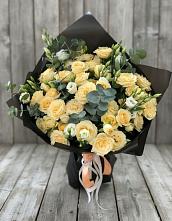 Букет цветов из:  Розы и Лизиантусы в Ёгле