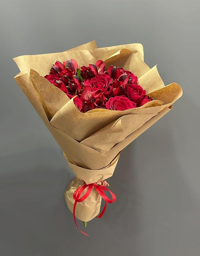 Букет цветов из: Альстромерии и Розы в Ёгле