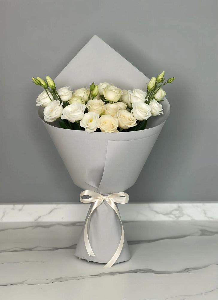 Букет цветов из: Розы и Лизиантусы в Ёгле