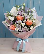Букет цветов из:  Лизиантусы, Розы, Альстромерии и Гипсофила в Ёгле