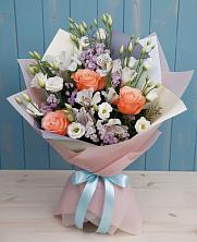 Букет цветов из:  Лизиантусы, Розы, Альстромерии и Гипсофила в Ёгле