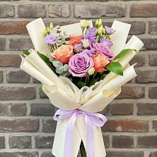 Букет цветов из:  Лизиантусы и Розы в Ёгле