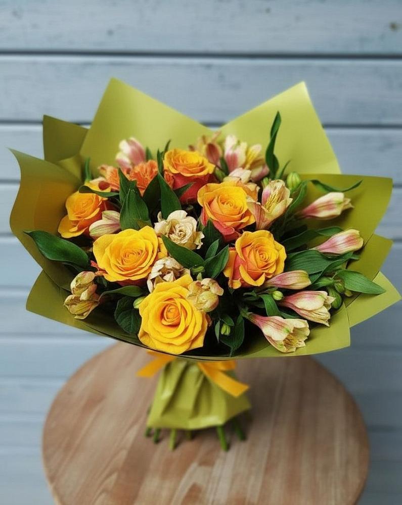 Букет цветов из: Альстромерии и Розы в Ёгле