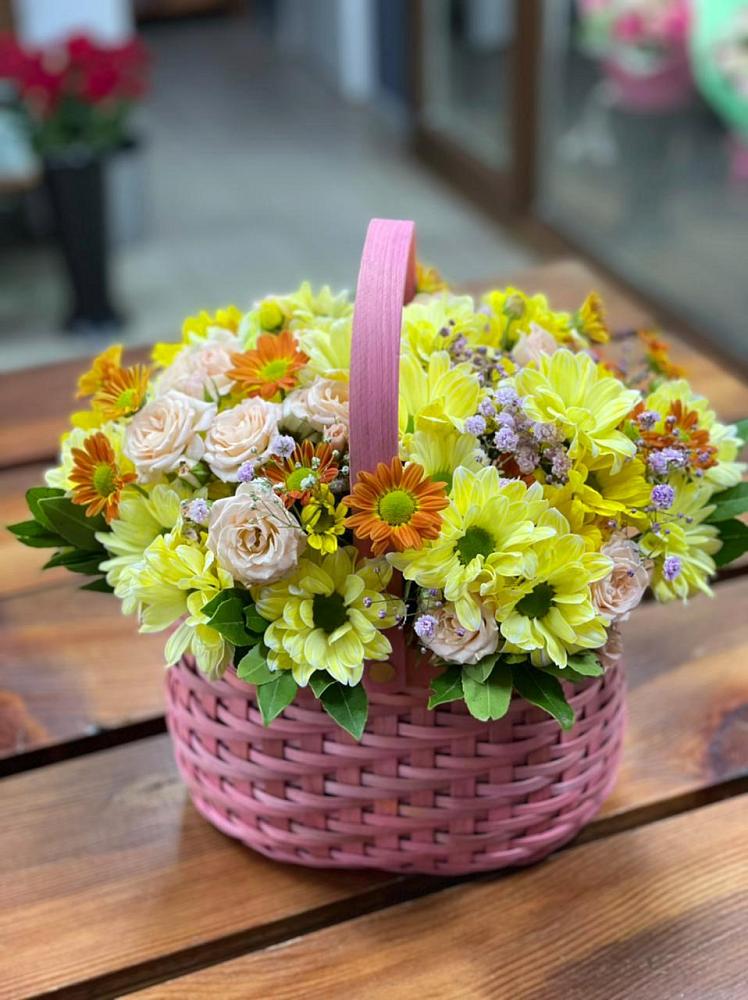 Цветочная композиция из Хризантемы и Розы в корзине в Ёгле