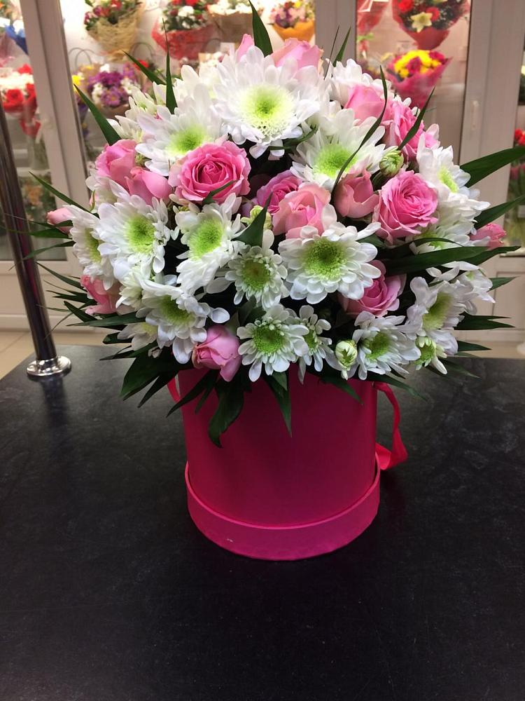 Цветочная композиция из Розы и Хризантемы в шляпной коробке в Ёгле