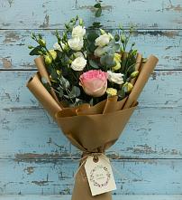 Букет цветов из:  Розы и Лизиантусы в Ёгле