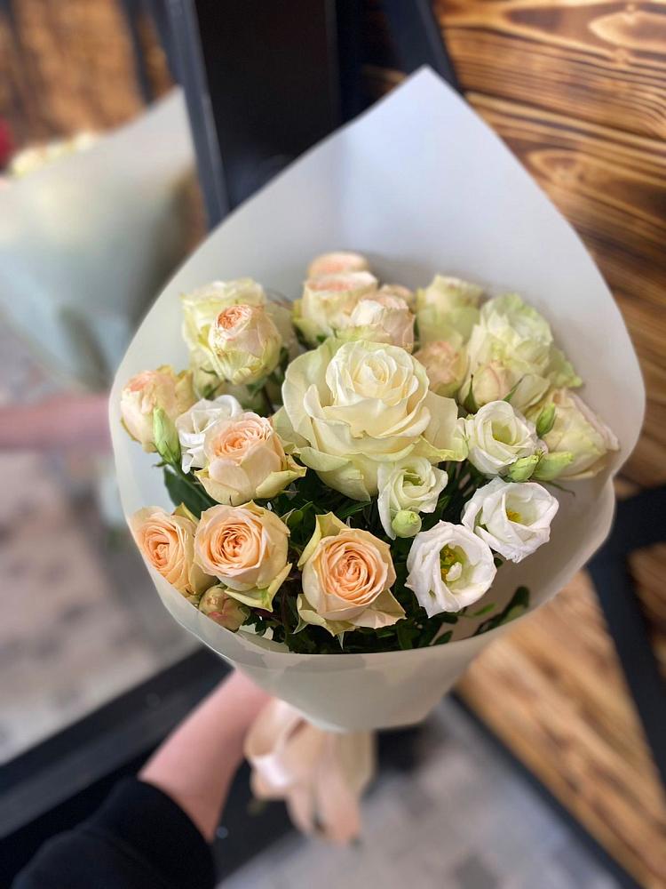 Букет цветов из: Розы и Лизиантусы в Ёгле